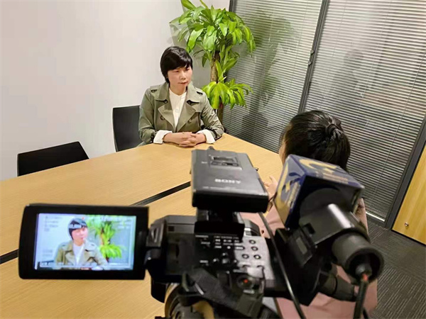 蒋爱兵律师接受广西电视台《法治最前线》栏目组采访，就恋爱期间的赠与问题作解答